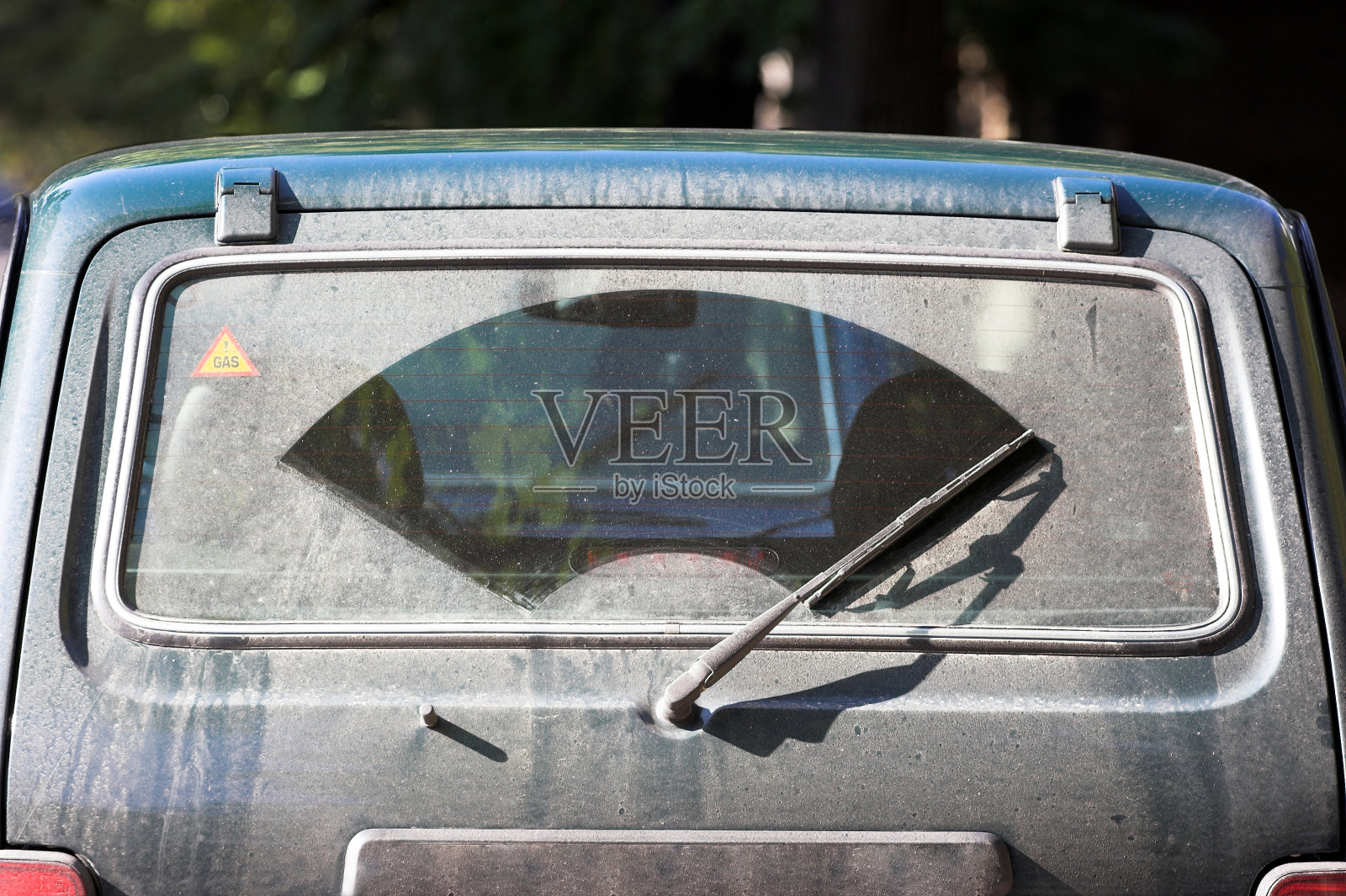 一种汽车刮水器，用来清理布满灰尘的后窗上的灰尘照片摄影图片