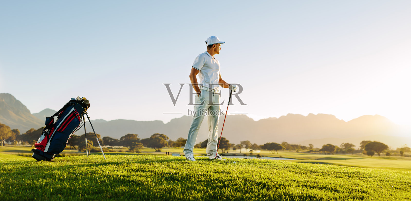 球场上的职业男性高尔夫球手照片摄影图片