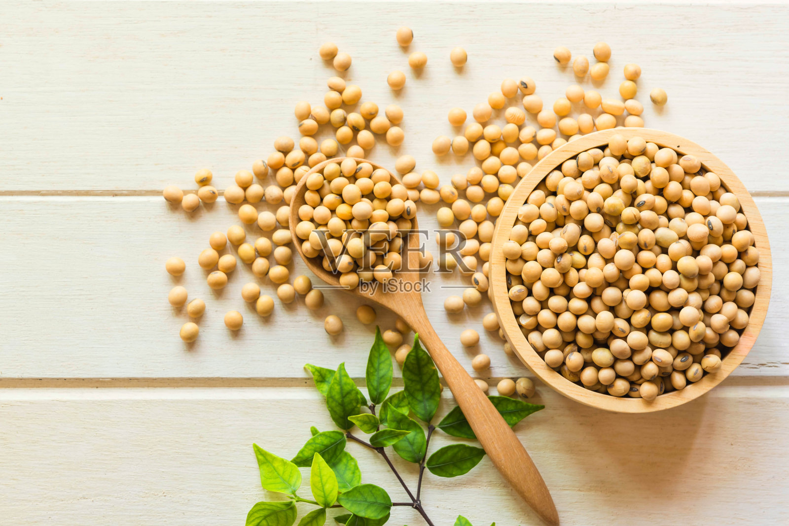 大豆被放在白色的桌子上，健康的概念。照片摄影图片