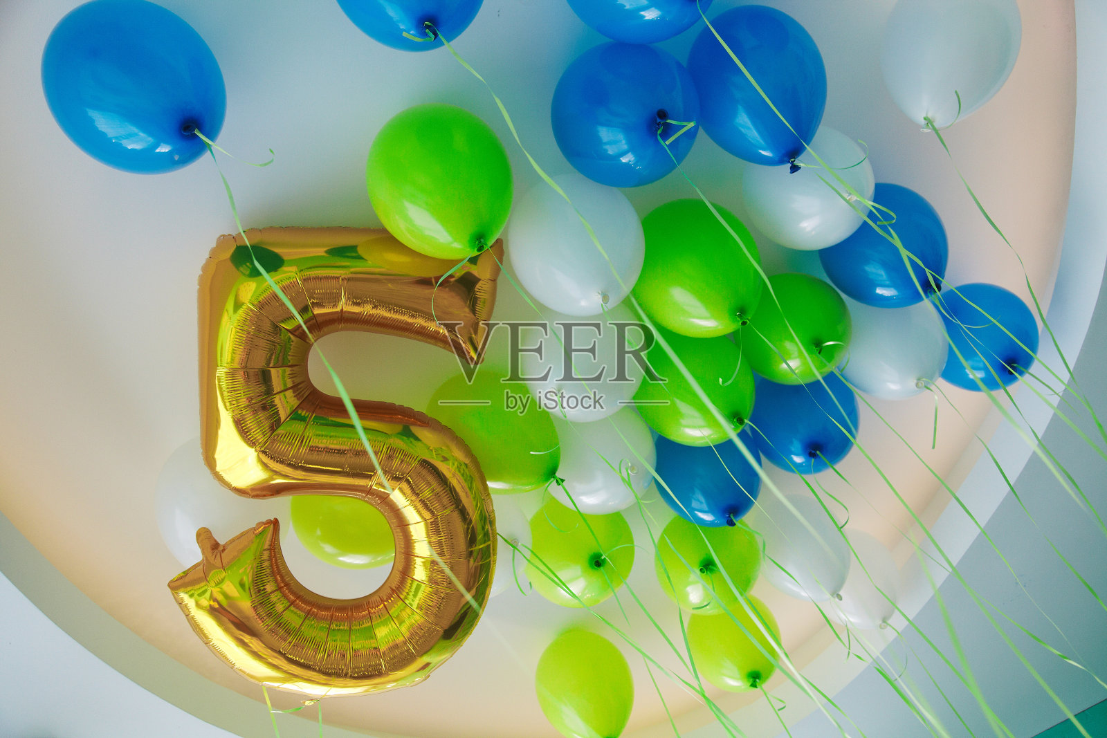 5岁生日用气球装饰照片摄影图片