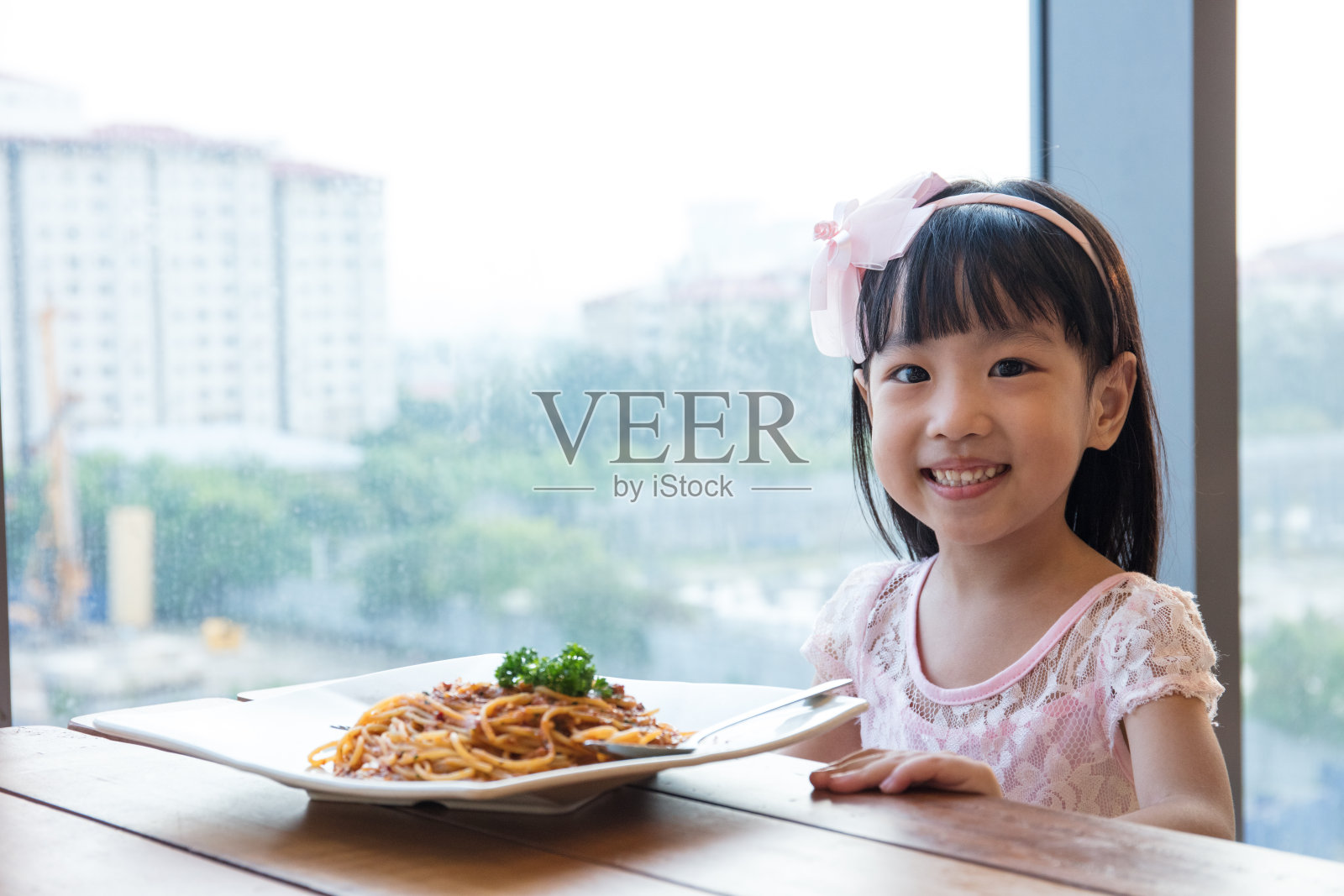 亚洲华人小女孩在吃意大利肉酱面照片摄影图片
