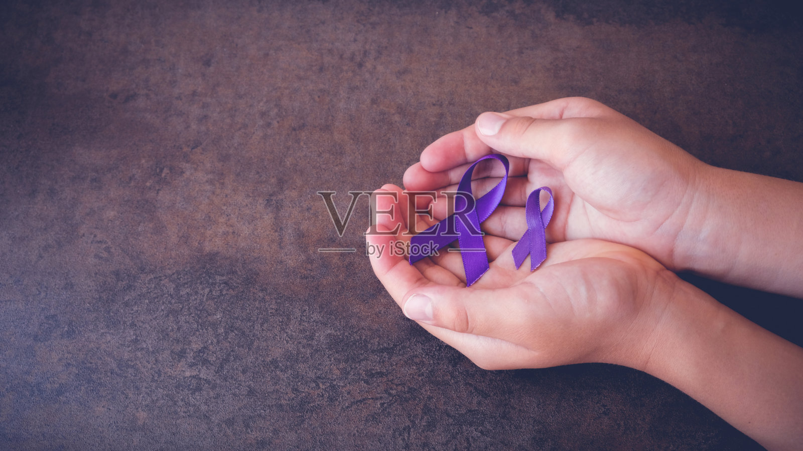 手握紫色丝带，色调复制空间背景，阿尔茨海默病，胰腺癌，癫痫意识，霍奇金淋巴瘤意识，全景横幅照片摄影图片