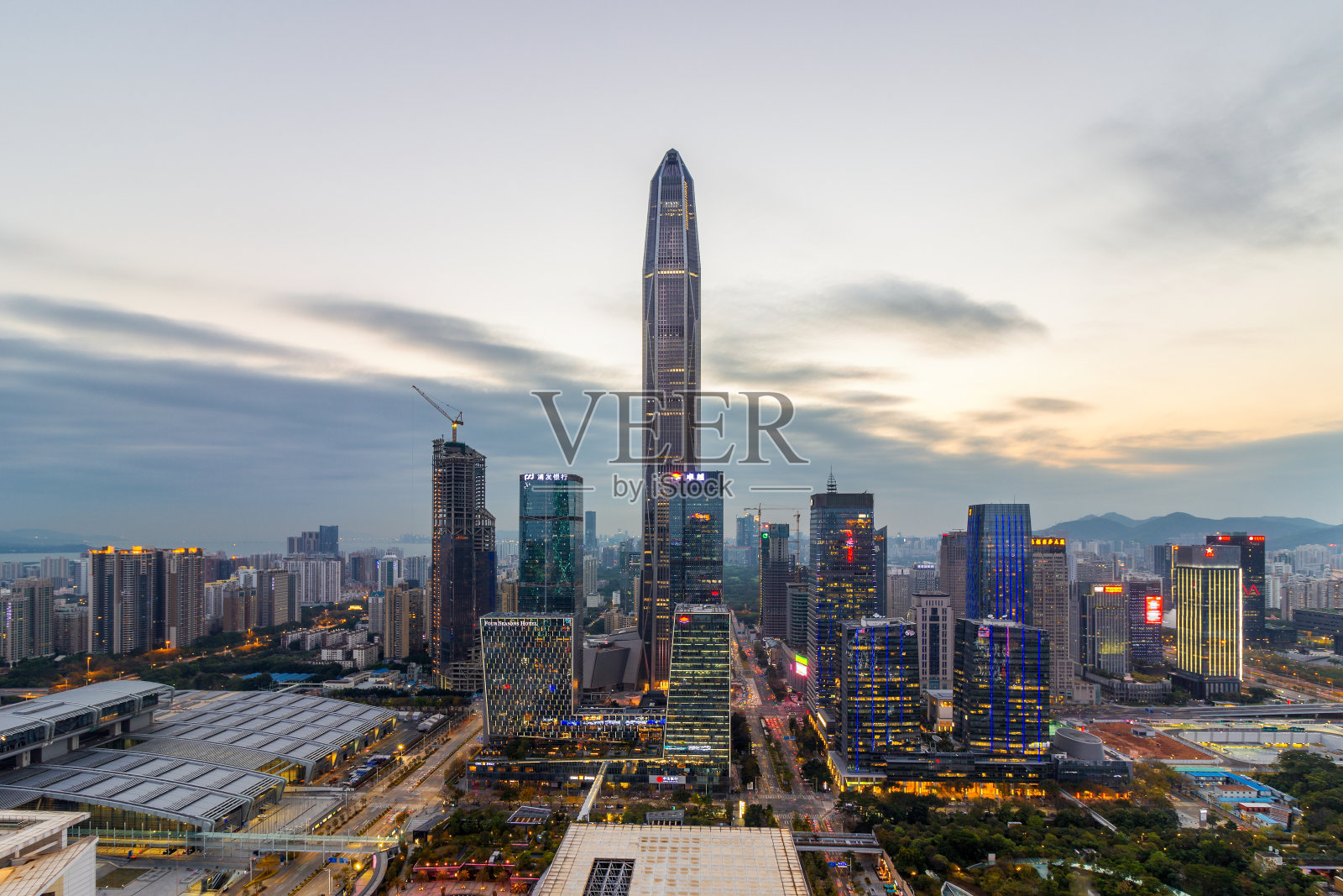 深圳市中心的摩天大楼和天际线照片摄影图片