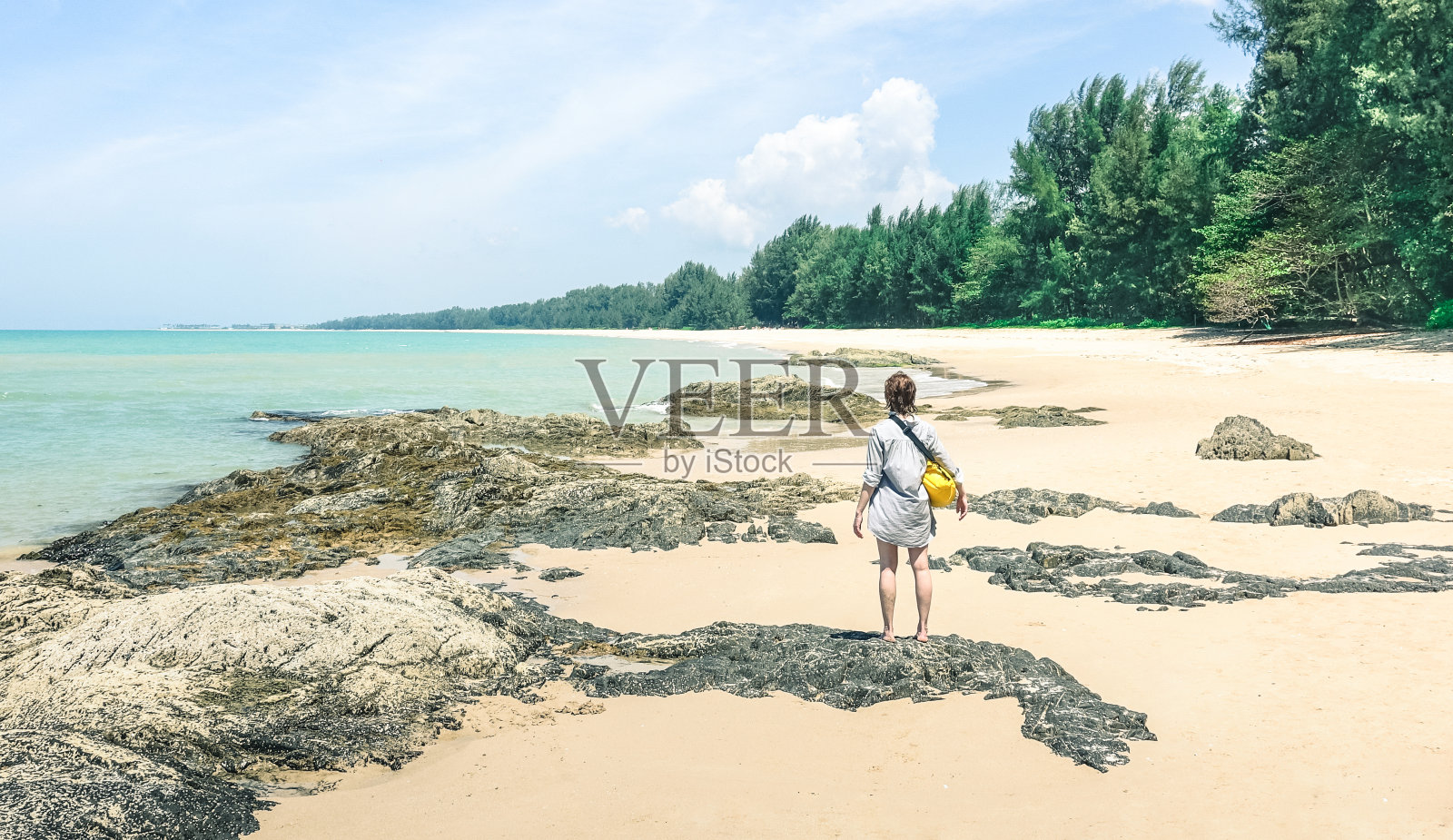 年轻女子旅行者与水袋享受阳光日在海滩岛跳-旅游旅游的概念与冒险女孩旅游旅行者在泰国远足-软绿松石desat过滤器照片摄影图片