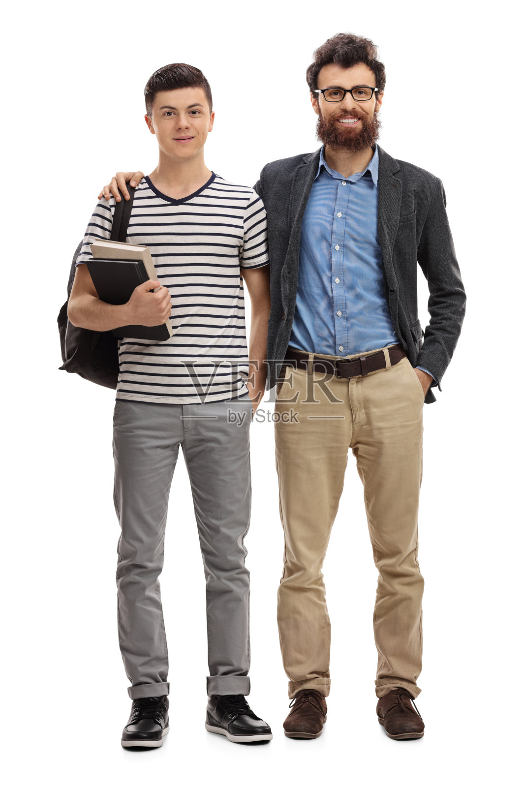 一个背着背包的少年和一个年轻人照片摄影图片