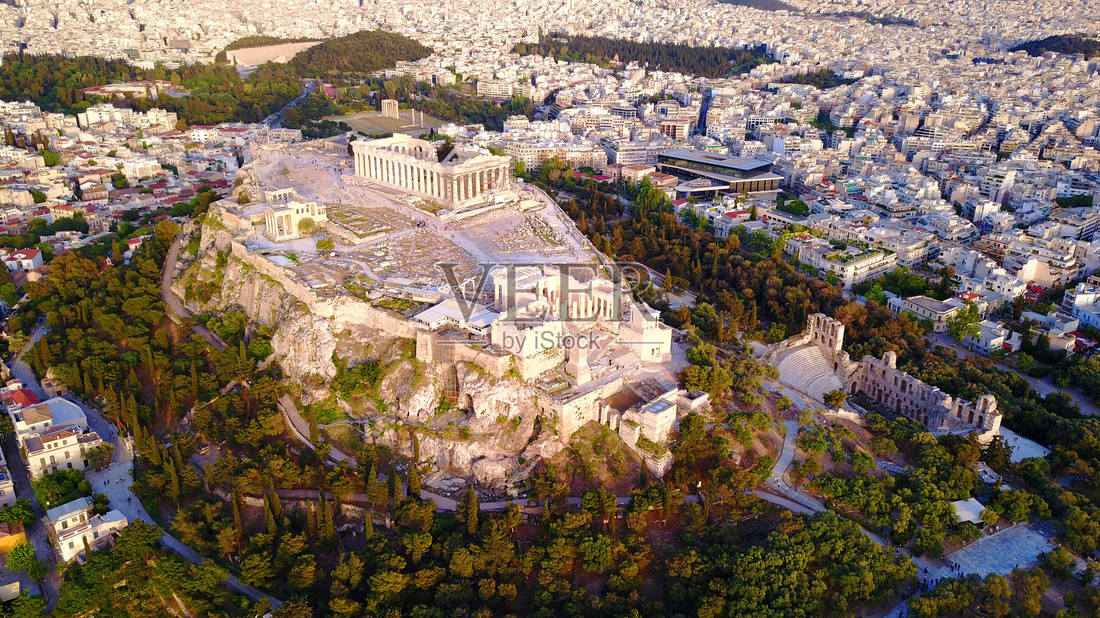无人机拍摄的雅典卫城和帕台农神庙，雅典历史中心，希腊照片摄影图片