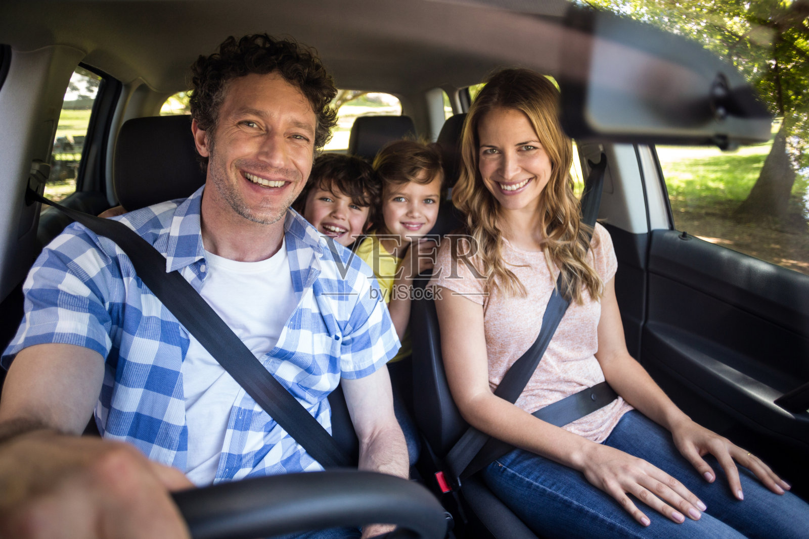 微笑的一家人坐在车里照片摄影图片