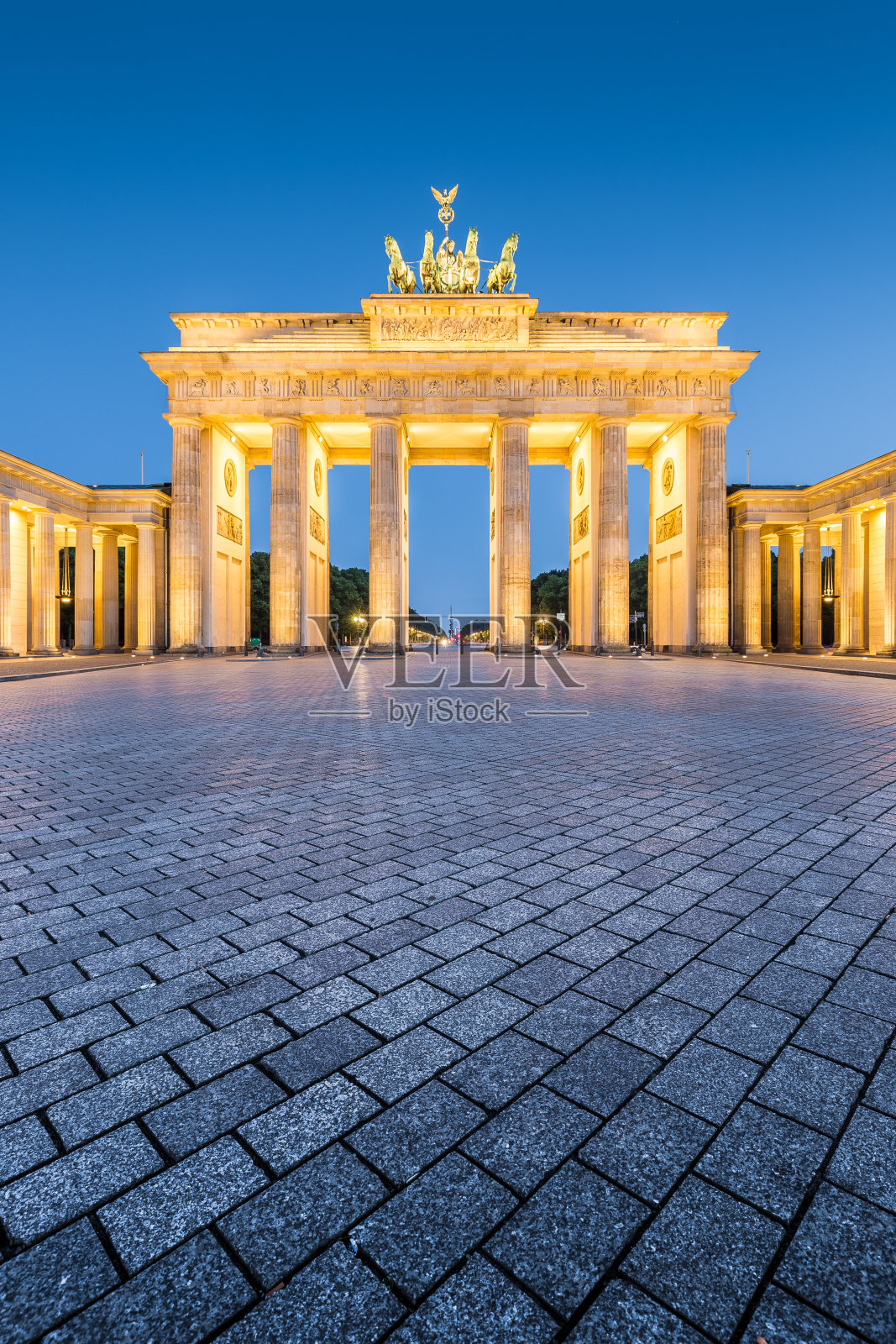 暮色中的勃兰登堡门，柏林，德国照片摄影图片