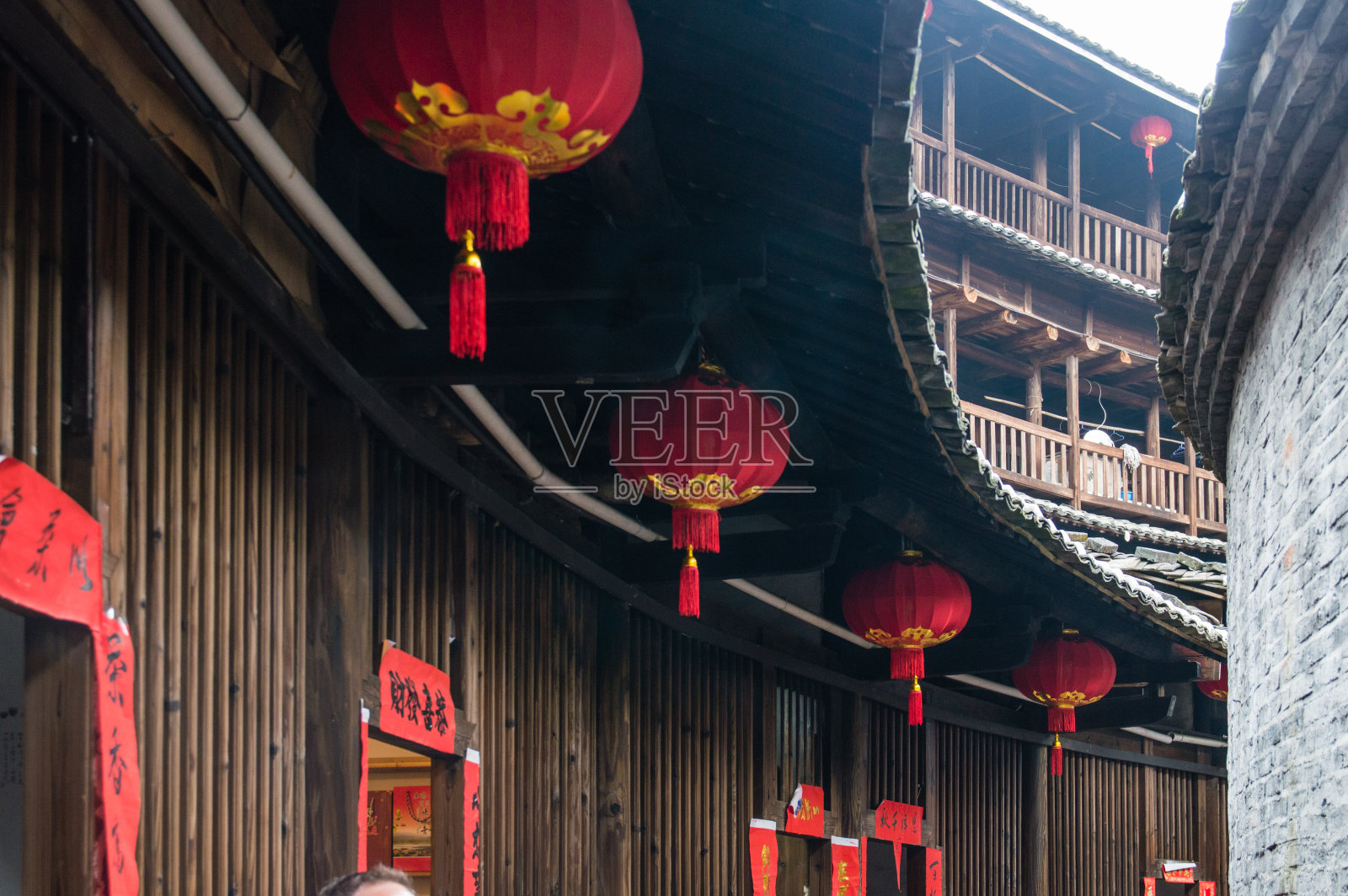 在客家土楼传统房屋里挂着红色的中国灯笼照片摄影图片