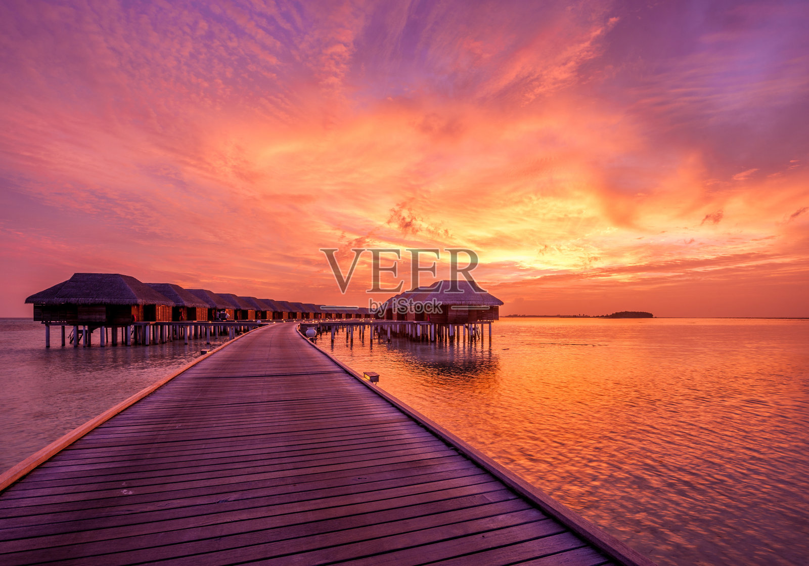 马尔代夫海滩上的日落照片摄影图片