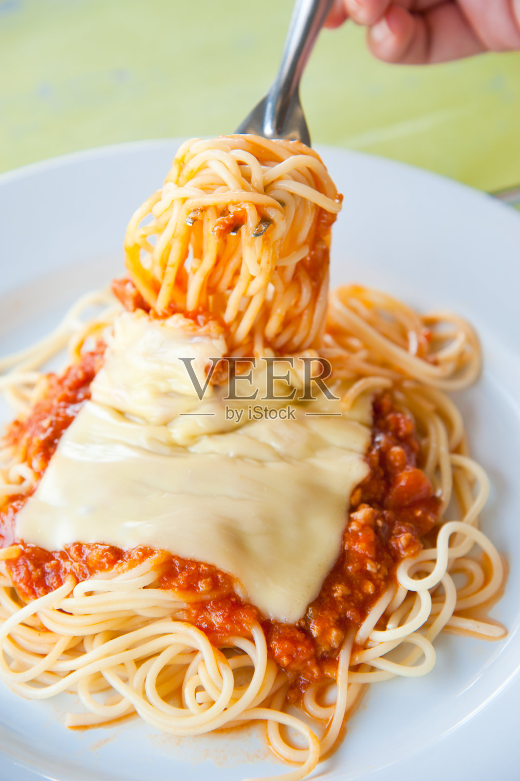 美味的意大利面加上奶油，奶酪和欧芹照片摄影图片
