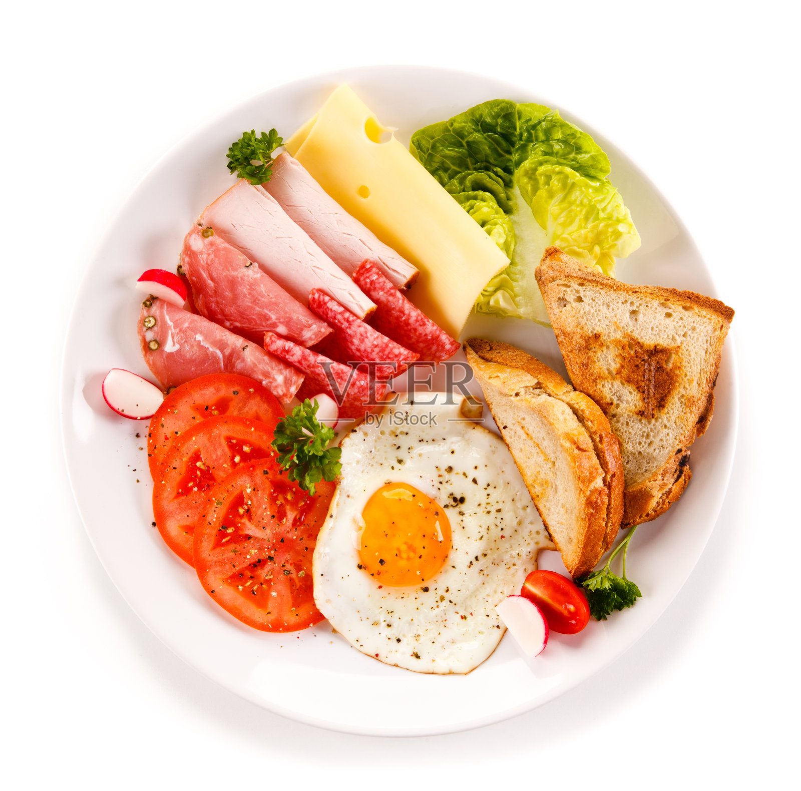 早餐-吐司，煎蛋和香肠，奶酪，火腿和蔬菜照片摄影图片
