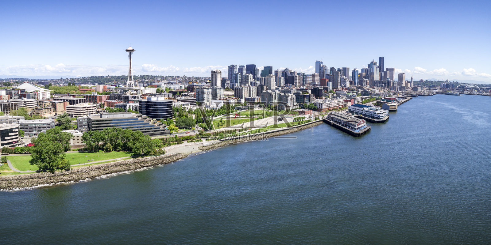 西雅图，华盛顿海滨的全景直升机在阳光明媚的夏天与天际线的建筑物照片摄影图片