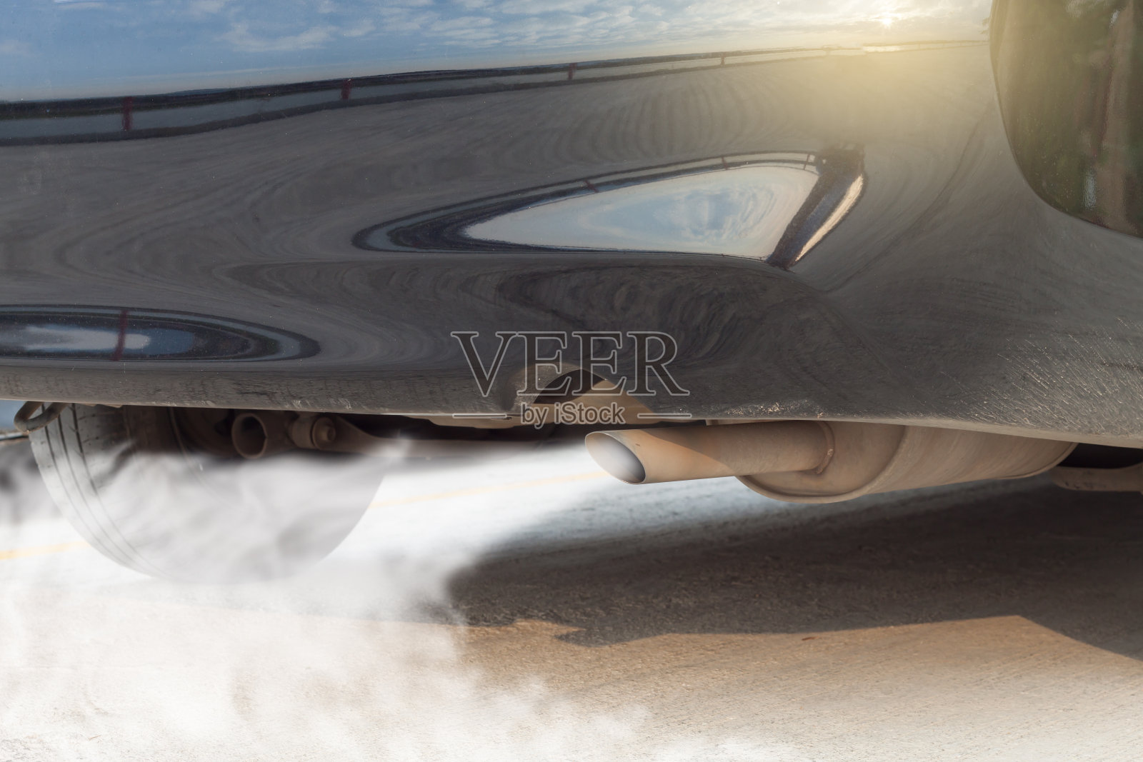 汽车排气管的燃烧烟雾，发动机不能正常工作。照片摄影图片