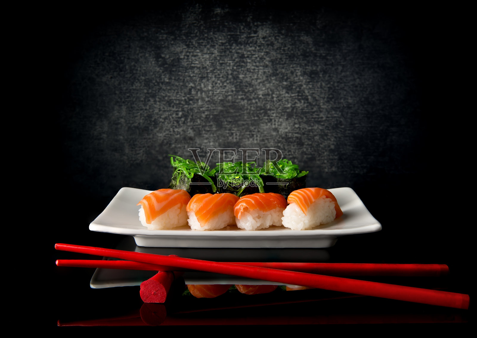寿司用筷子照片摄影图片