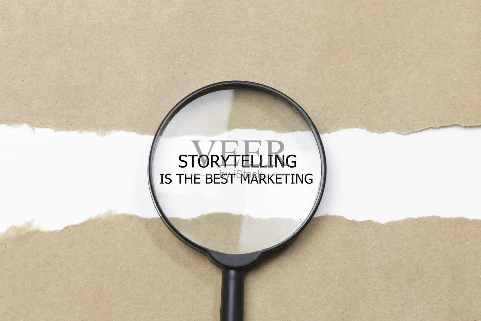 励志名言:“讲故事是最好的营销，出现在撕破的纸后面。”照片摄影图片