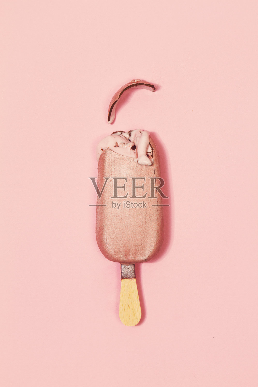 美味美丽的粉红色开胃冰淇淋在粉红色的时尚背景。简约的概念。平的。照片摄影图片