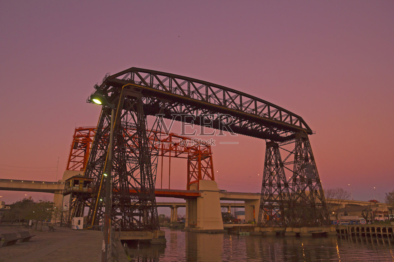 日落在拉博卡，桥，拉博卡区，布宜诺斯艾利斯，阿根廷。照片摄影图片