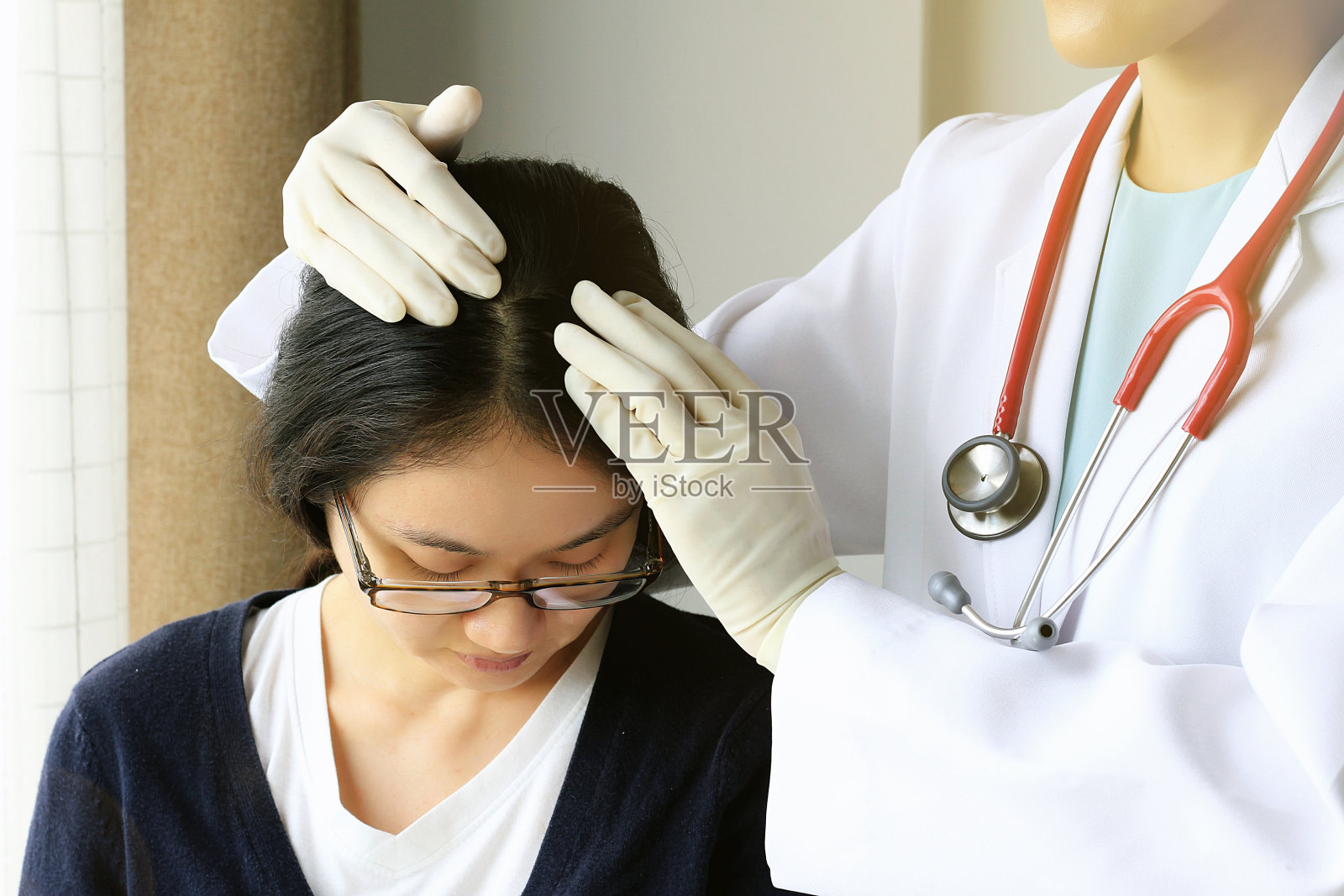 女医生检查患者的头发和头皮，皮肤科医生检查头皮疾病。照片摄影图片