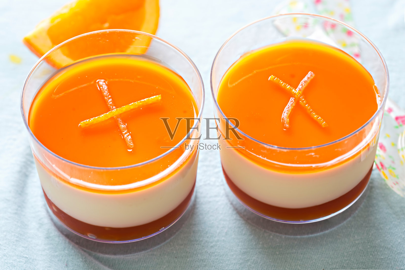 橘子柠檬奶油桑格利亚果冻甜点锅照片摄影图片