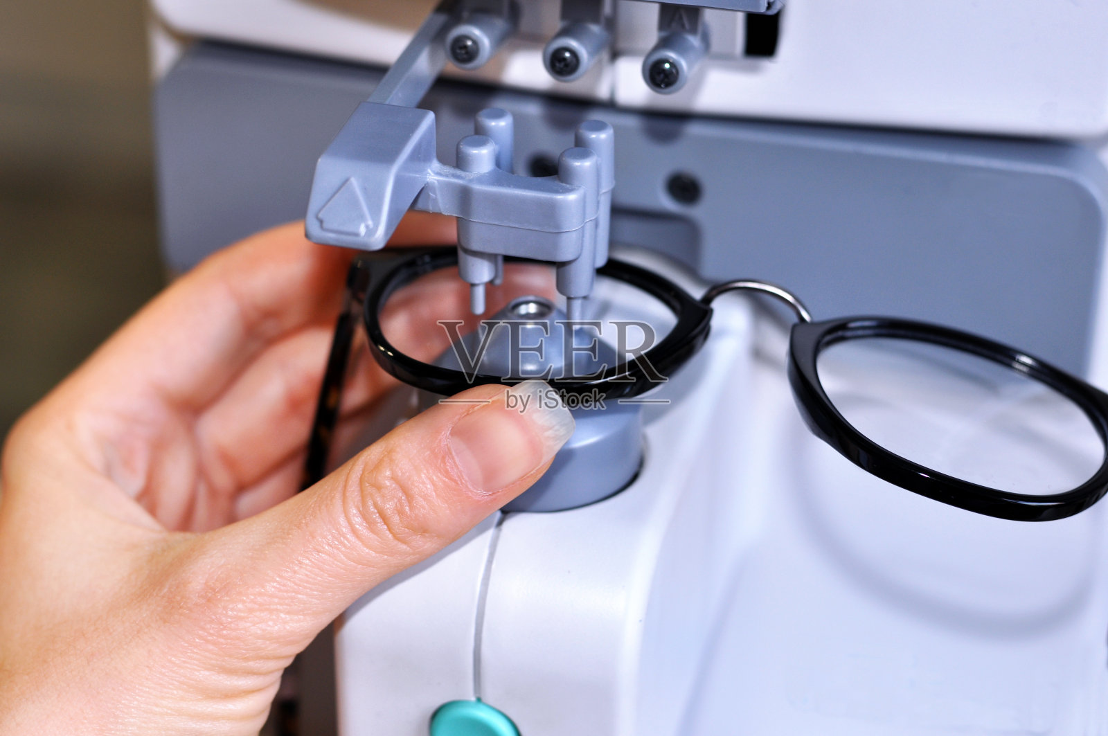 女验光师测量和准备眼镜照片摄影图片