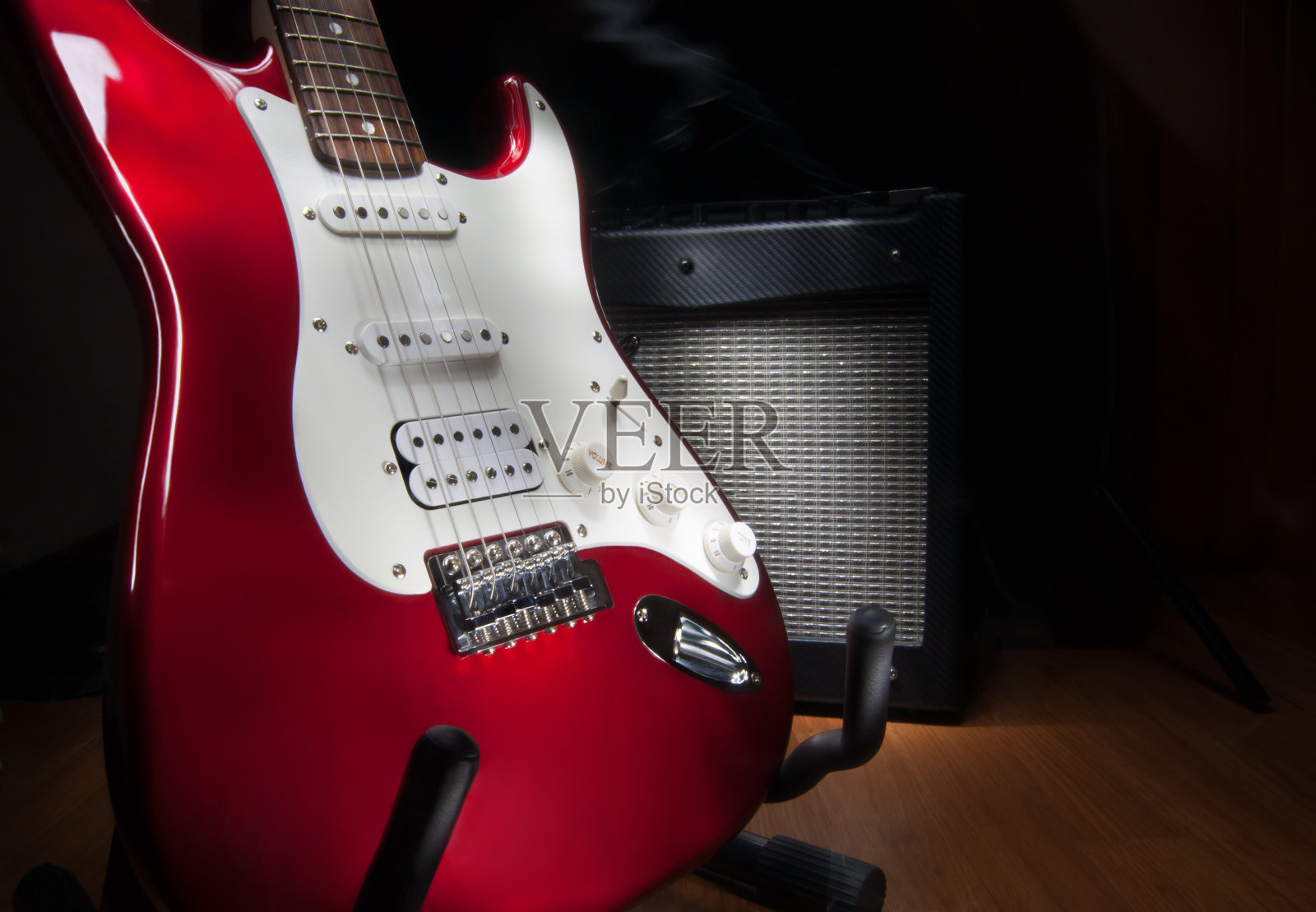 红色和白色电吉他照片摄影图片
