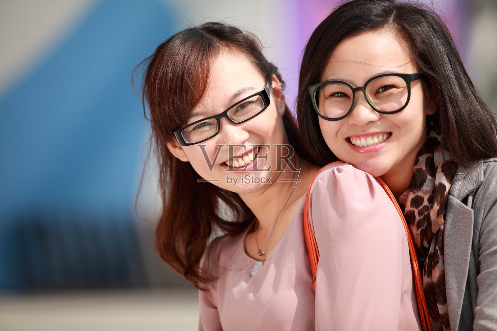 两个年轻的亚洲女人的特写照片摄影图片