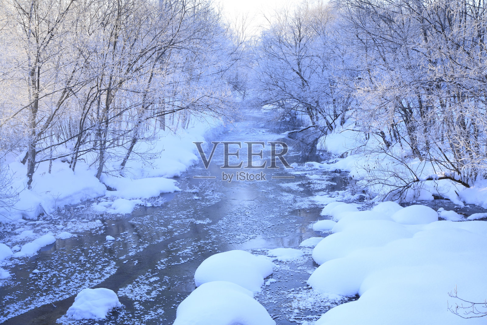 雪和霜的河流照片摄影图片