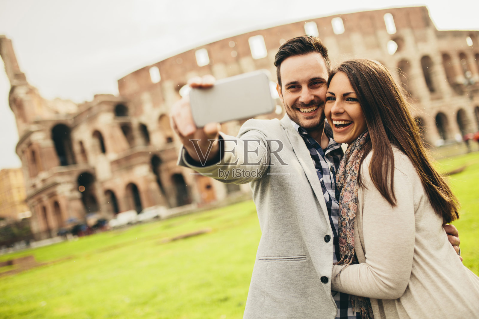 一对情侣在意大利罗马自拍照片摄影图片
