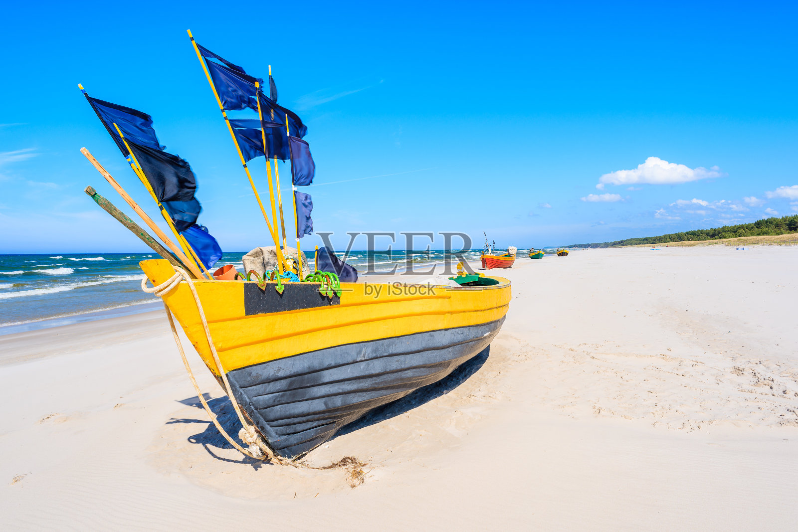 波兰波罗的海德基海滩上的黄色渔船照片摄影图片