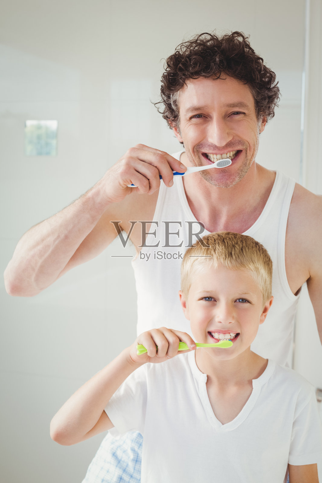 父亲和儿子刷牙的肖像照片摄影图片