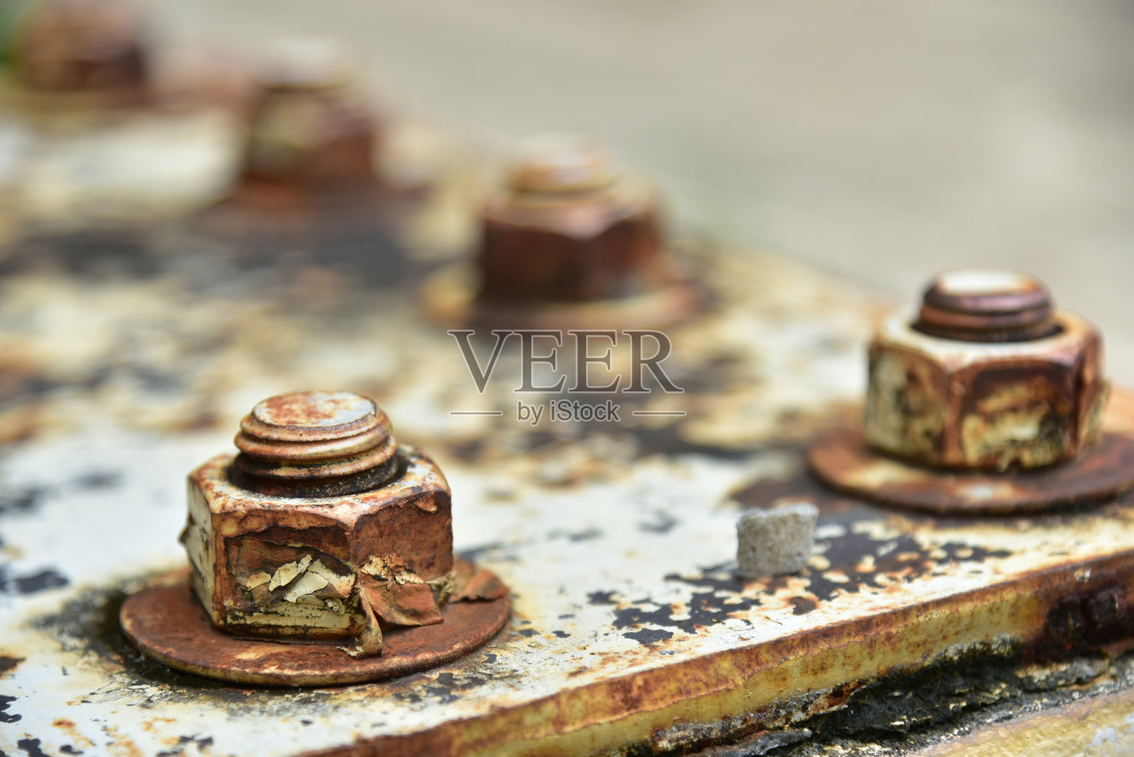 带螺母的腐蚀锈蚀螺栓的软焦点。生锈的旧工业螺丝螺母和螺栓照片摄影图片