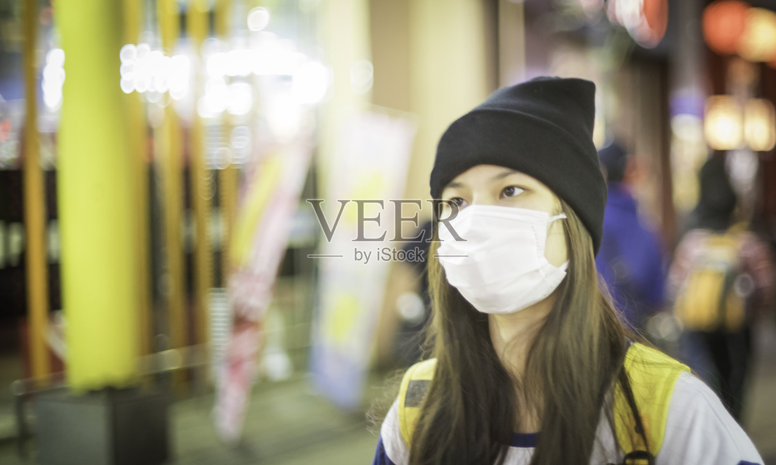 日本女孩戴着面具走在大阪街头照片摄影图片
