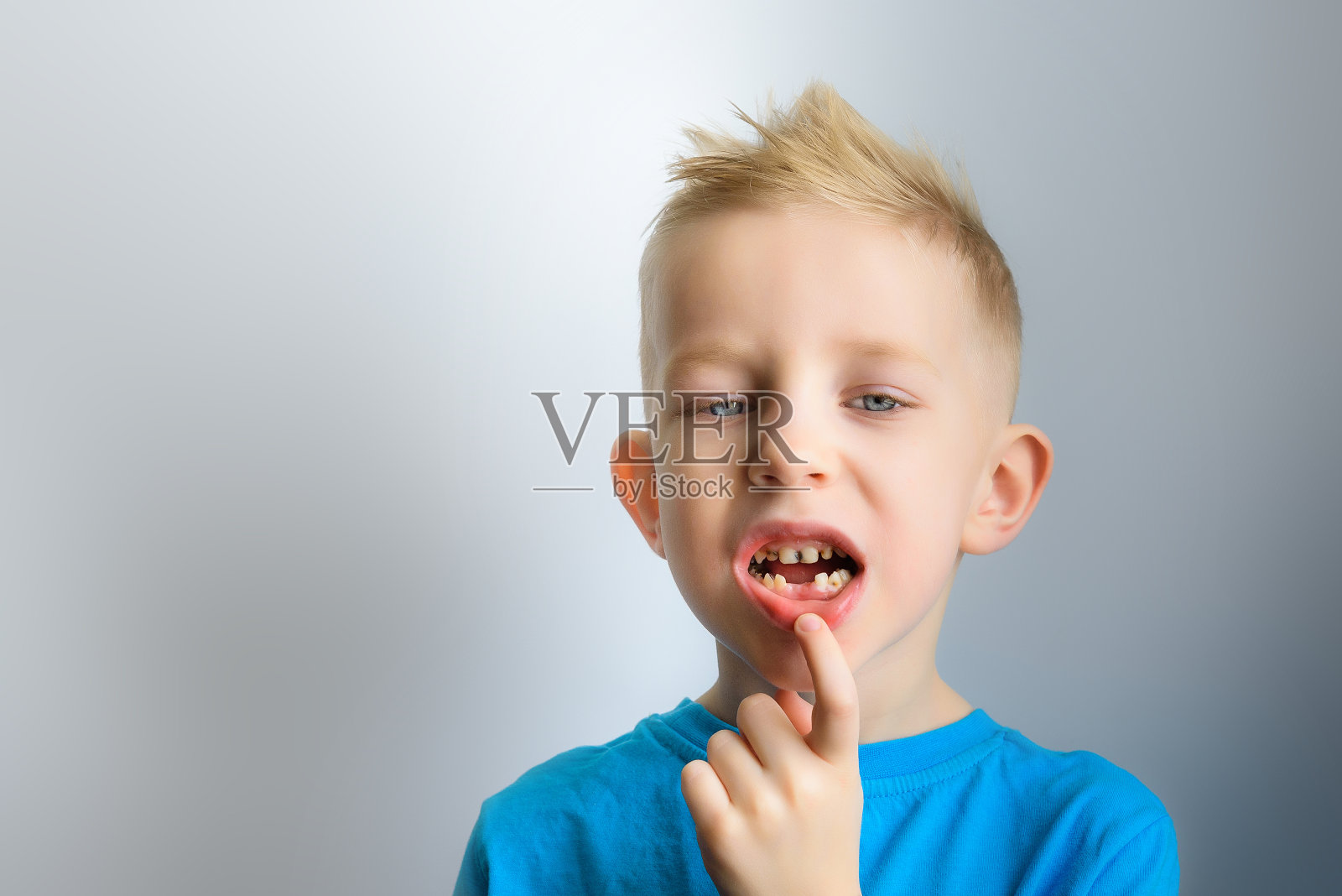 这个男孩牙痛，龋齿照片摄影图片