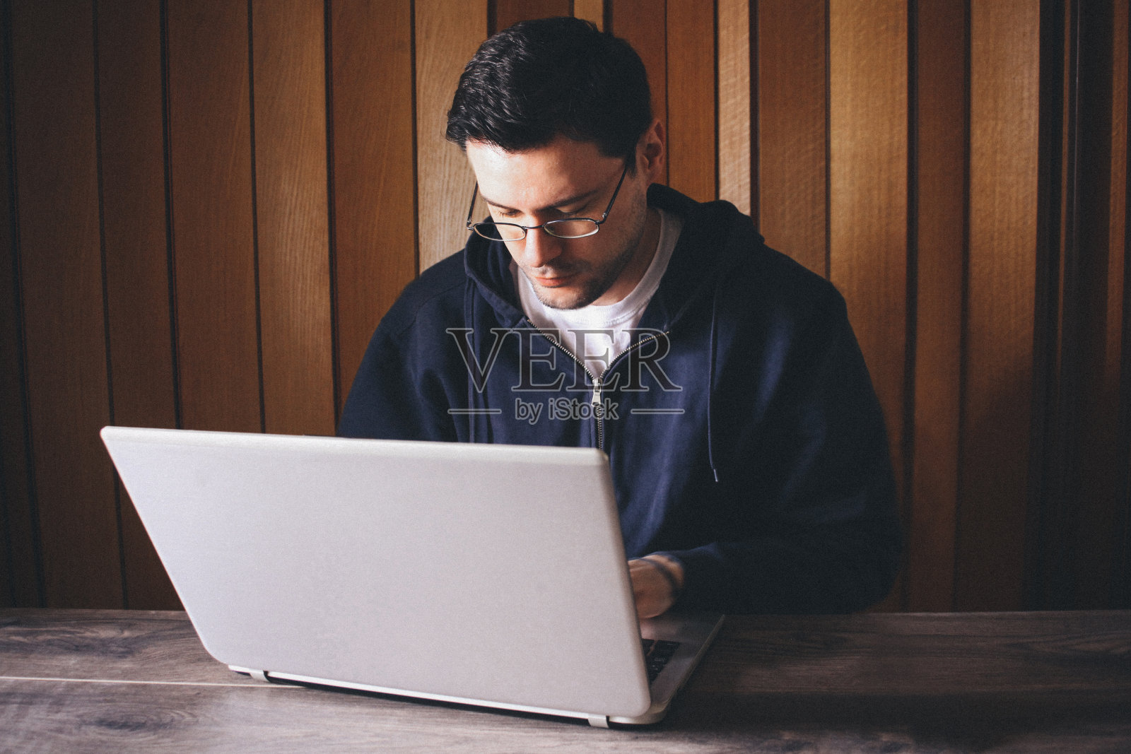 在笔记本电脑上打字的年轻人照片摄影图片
