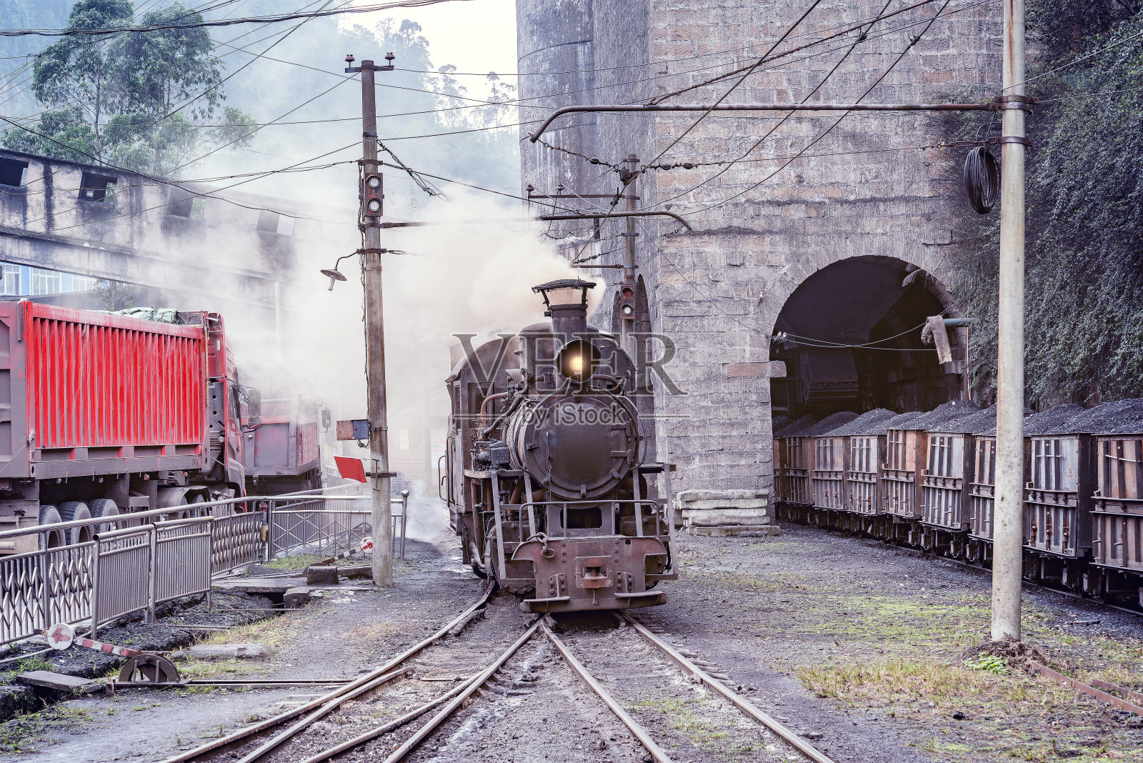 蒸汽的窄轨机车。照片摄影图片