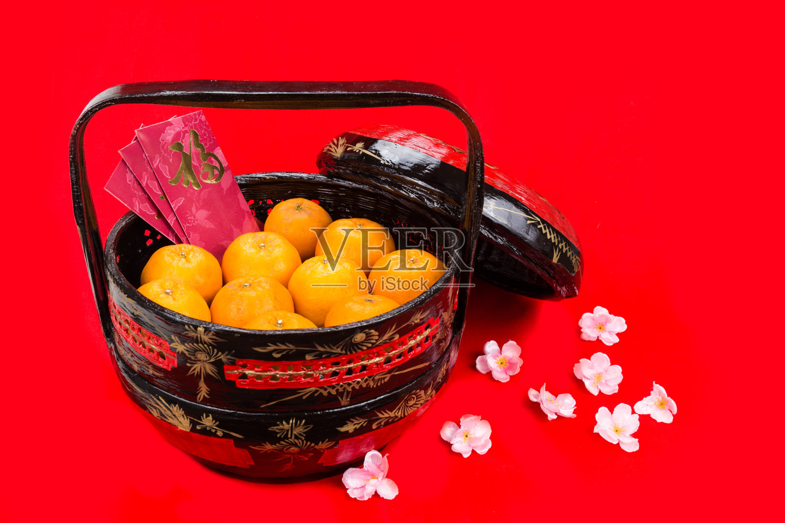篮子里的桔子配上红包，寓意好运照片摄影图片