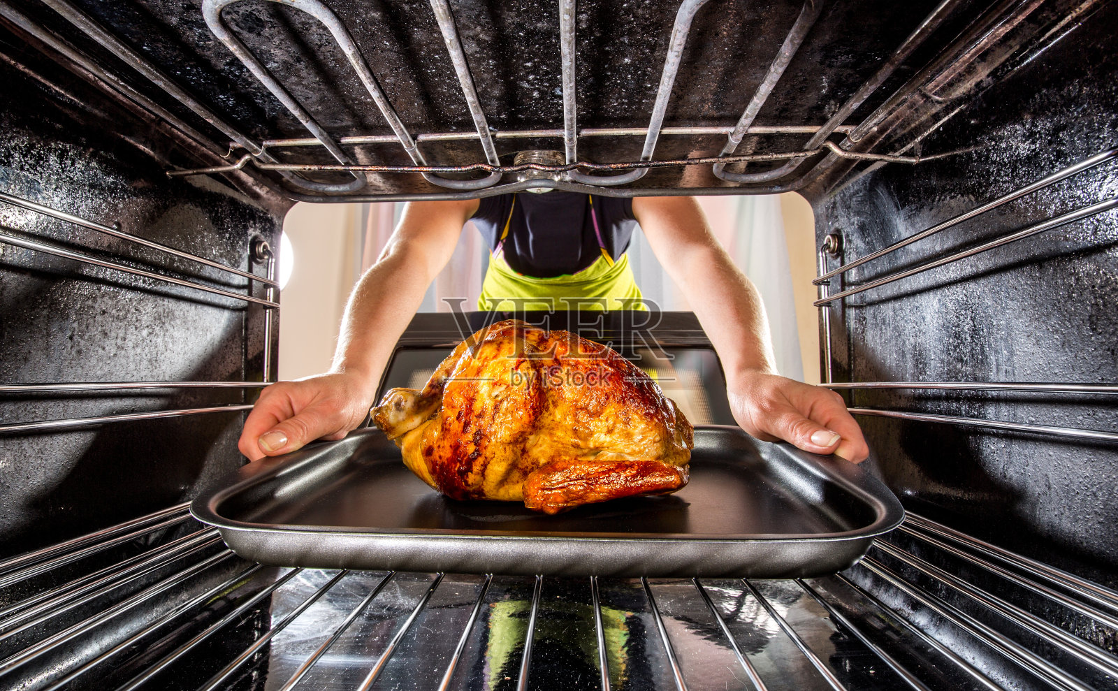 在家里用烤箱煮鸡肉。照片摄影图片