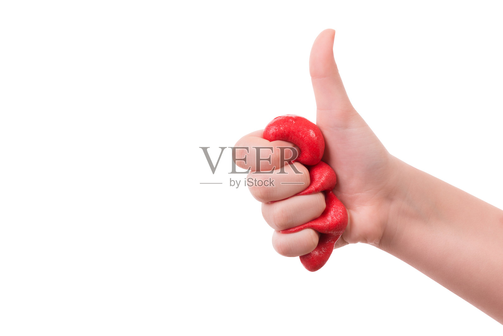 女孩紧握拳头，白色背景上的红色黏液…照片摄影图片