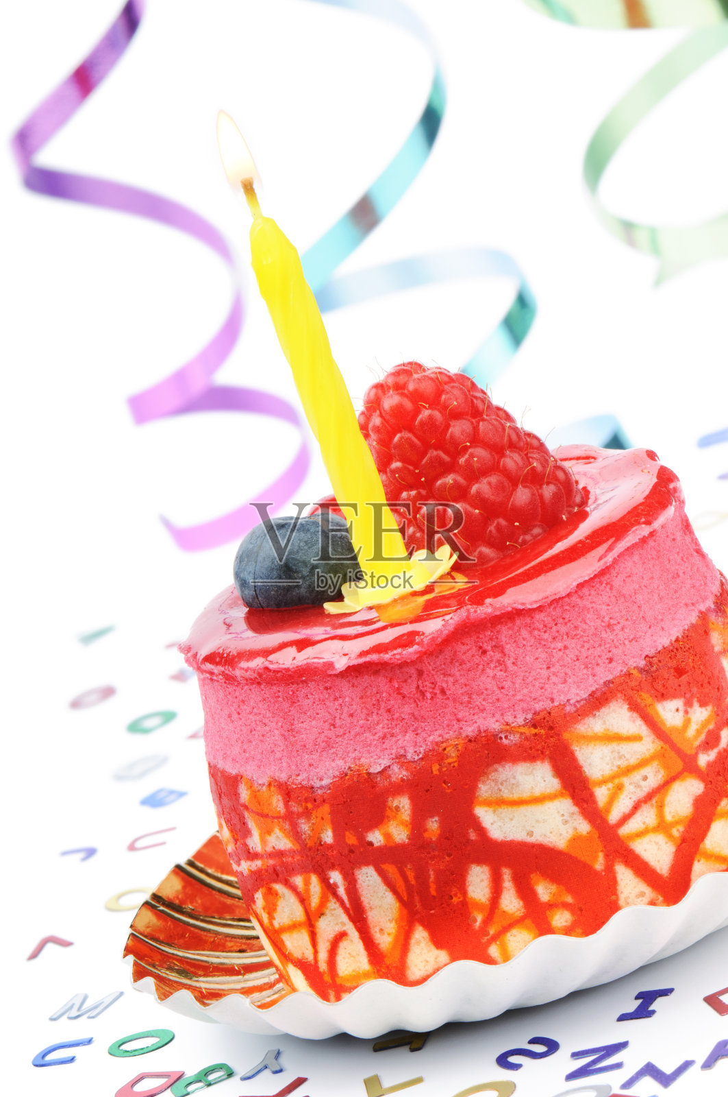 五颜六色的生日蛋糕照片摄影图片