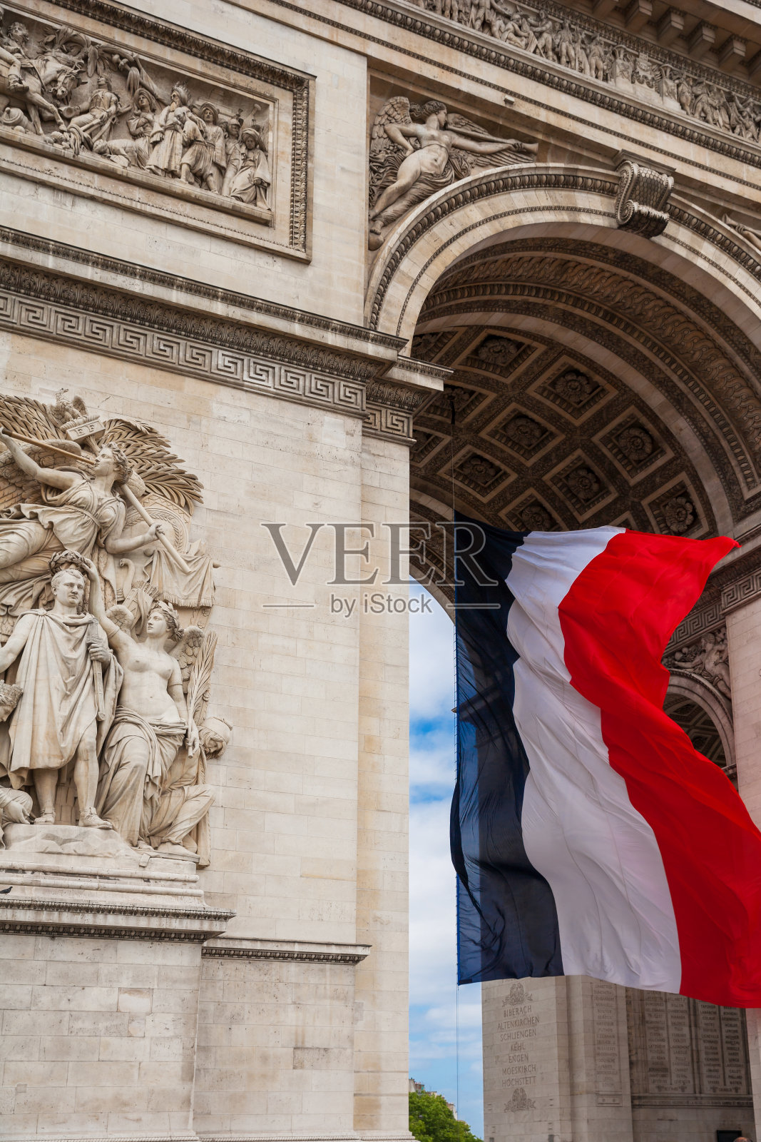 法国巴黎凯旋门的细节与法国国旗照片摄影图片
