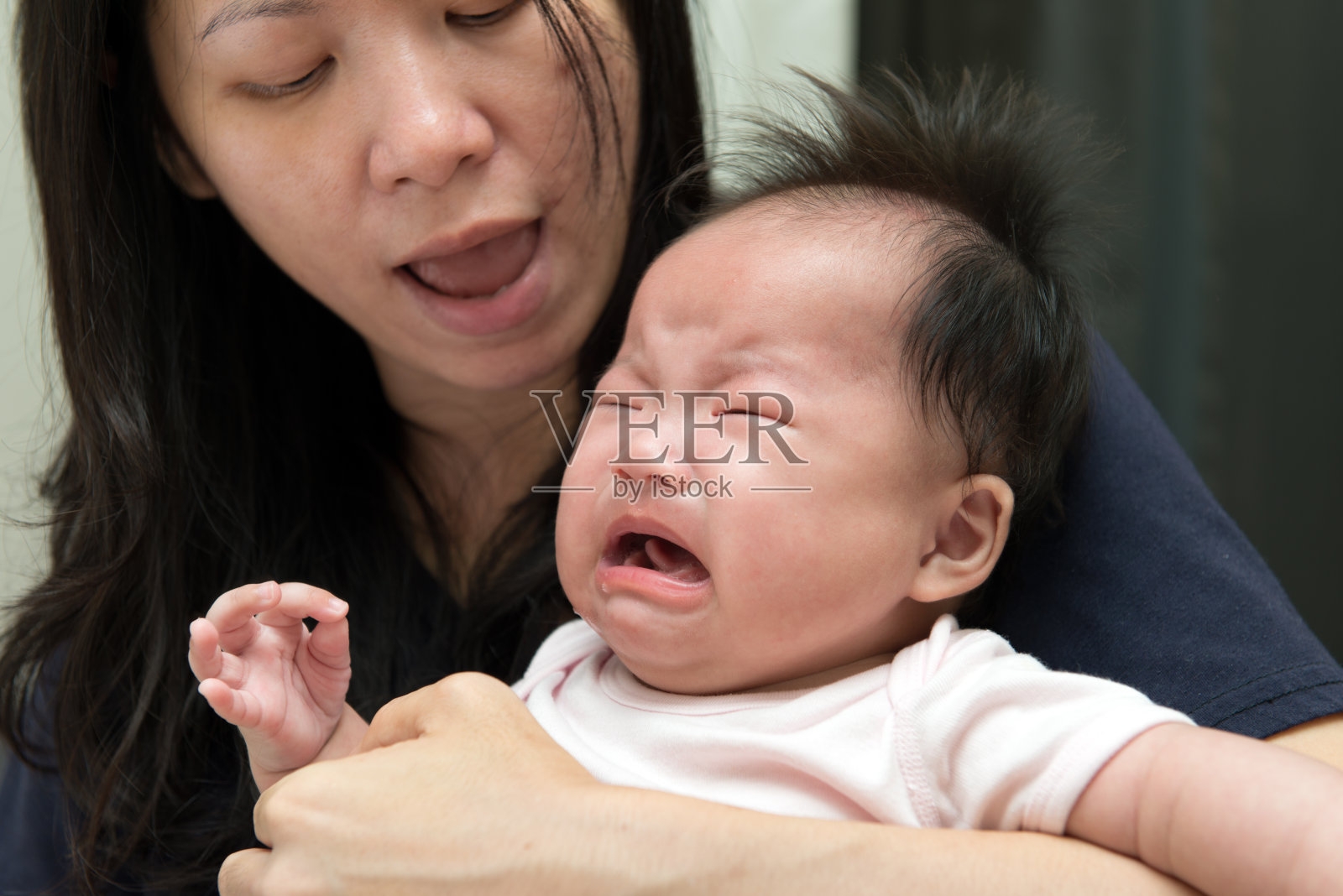 亚洲婴儿哭照片摄影图片