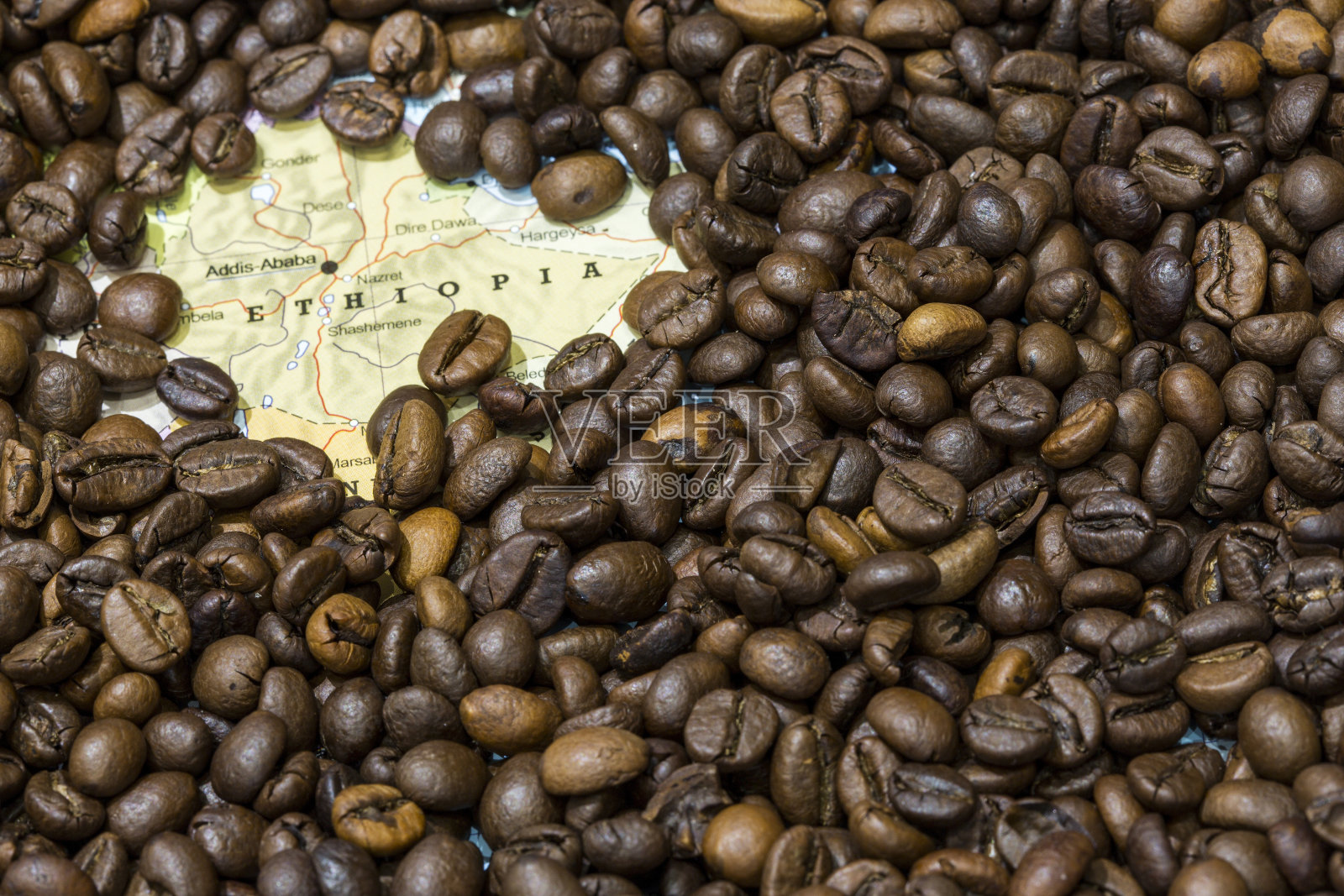 以咖啡豆为背景的埃塞俄比亚地图照片摄影图片