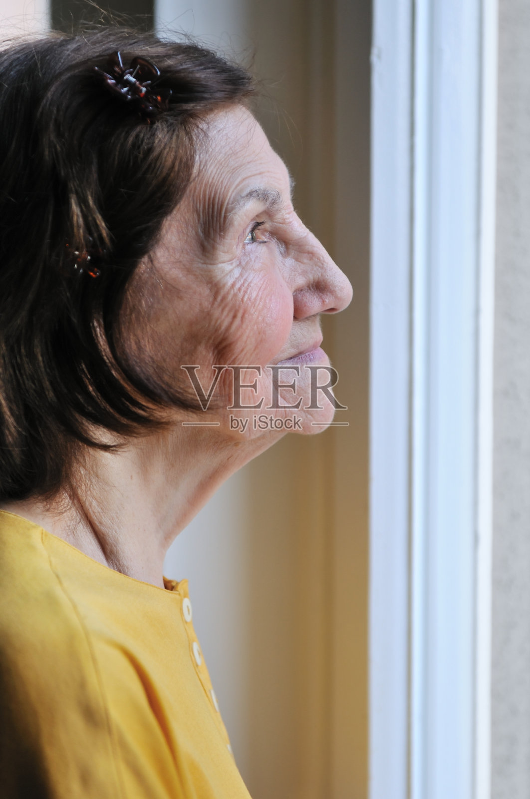 孤独——老女人透过窗户看照片摄影图片