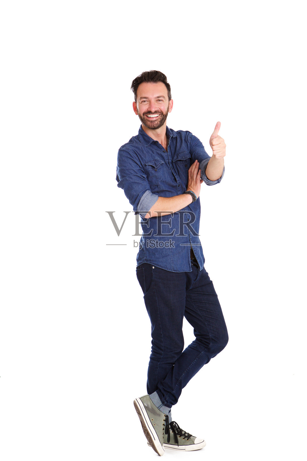 自信成熟的男人站着竖起大拇指照片摄影图片
