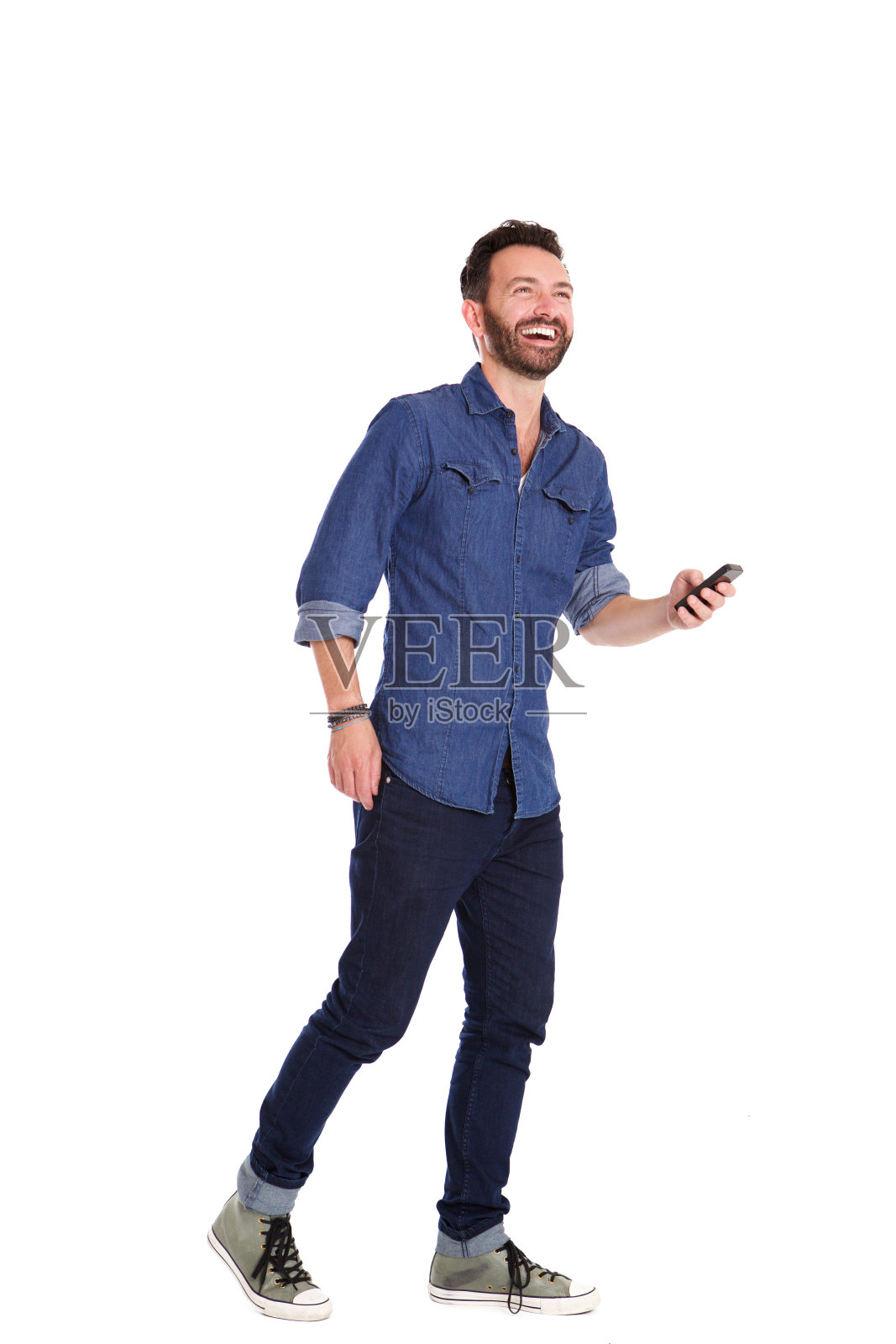 英俊成熟的男人拿着手机边走边笑照片摄影图片