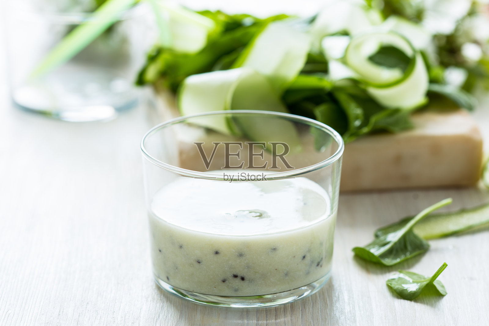健康的绿色酸奶，黄瓜和菠菜奶昔照片摄影图片