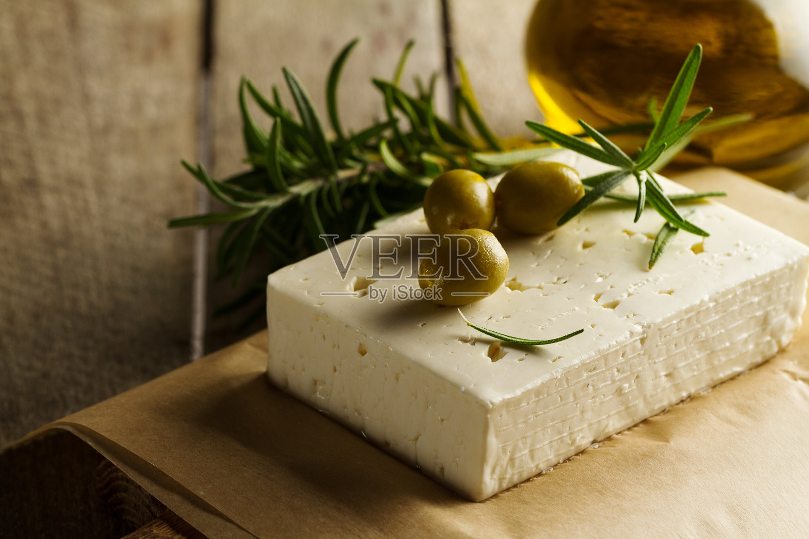 新鲜美味的希腊绿橄榄配奶酪或山羊奶酪。照片摄影图片