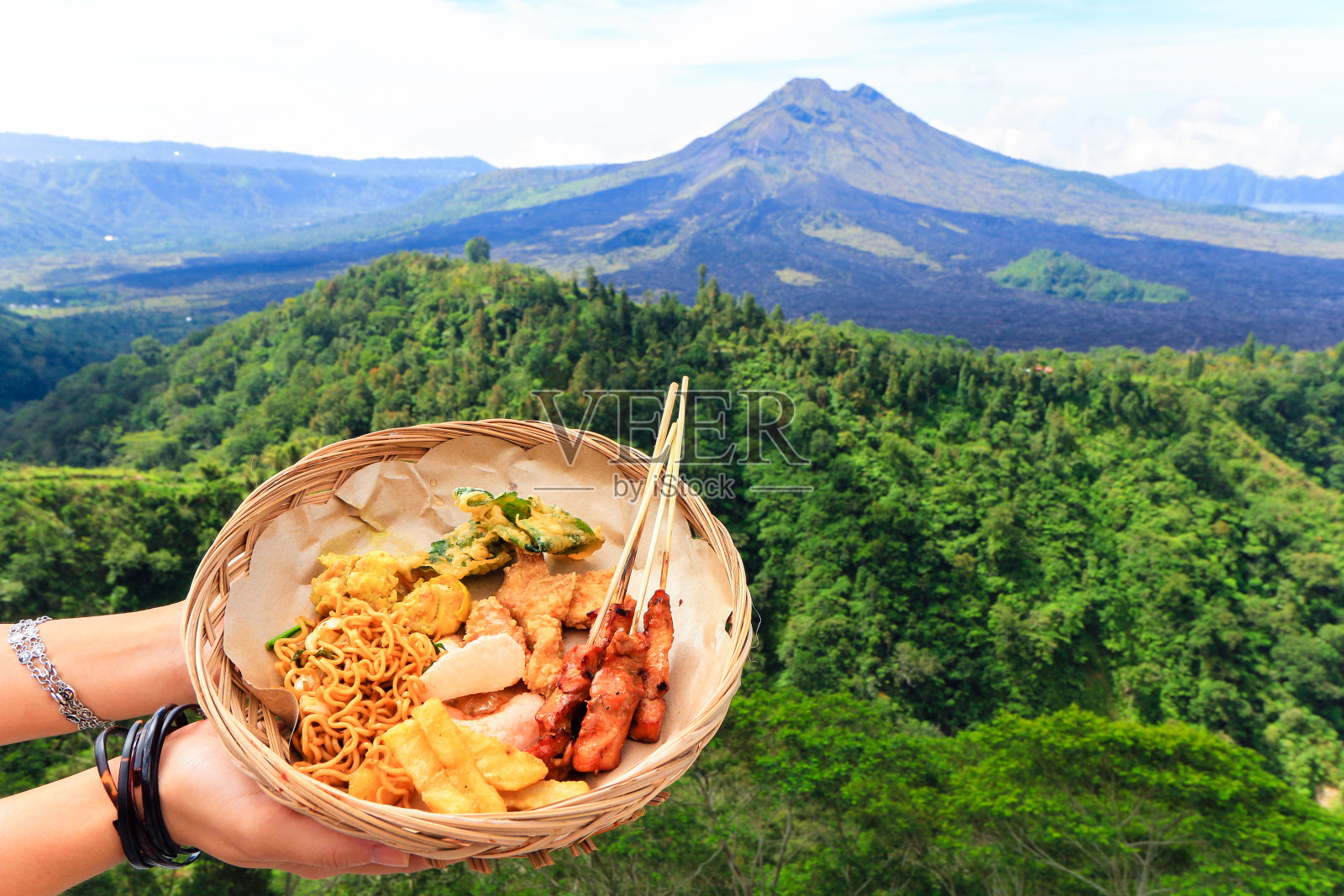 巴厘岛美食与金塔马尼火山景观照片摄影图片