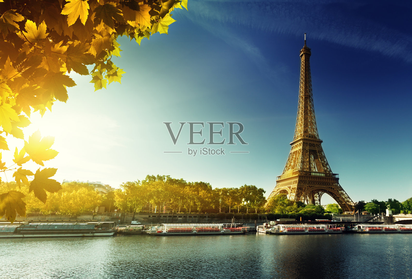 秋天的巴黎塞纳河和埃菲尔铁塔照片摄影图片